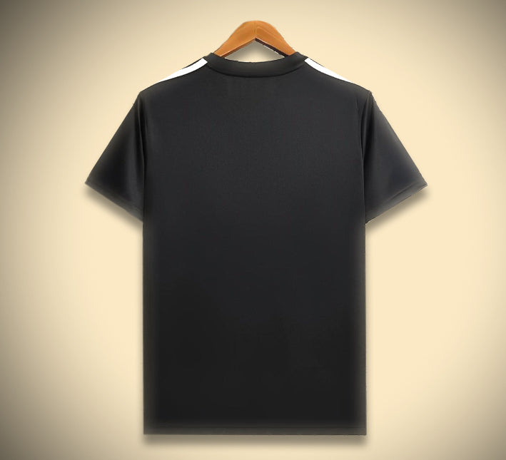 Maglia calcio Arsenal ispirazione Balmain tenuta da tifoso elegante