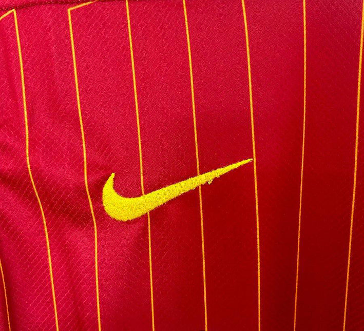 tenue-domicile-liverpool-rouge-pour-supporter-adulte-et-enfant-collection-vingt-quatre-vingt-cinq Divisa home Liverpool rossa per tifoso adulto e bambino collezione ventiquattro venticinque