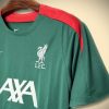 haut-de-training-liverpool-vert-pour-football-collection-2425 Top da training Liverpool verde per calcio collezione 2425