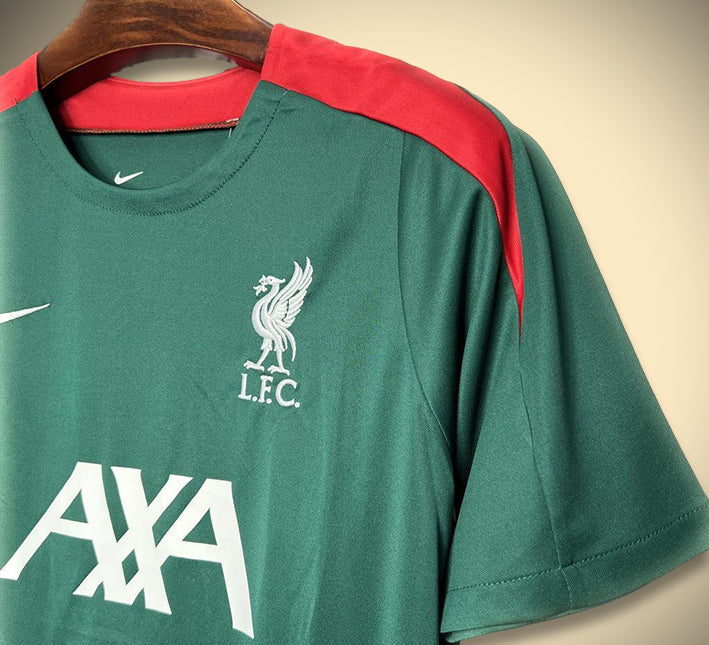 haut-de-training-liverpool-vert-pour-football-collection-2425 Top da training Liverpool verde per calcio collezione 2425