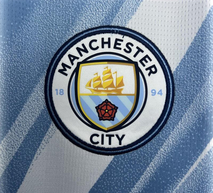 jersey Manchester City azzurro cielo con stemma del club in casa