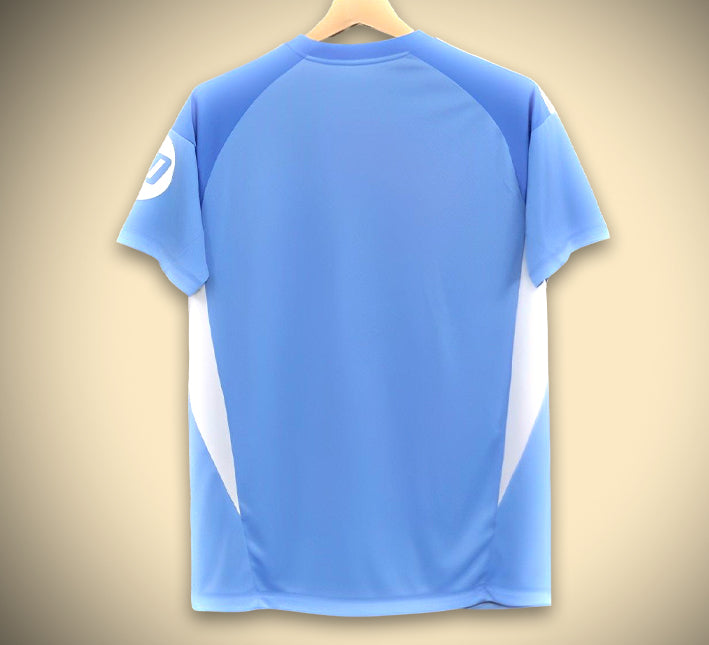 MAILLOTREALMADRID2425prematch.jpg Maglia Real Madrid Pre-Partita Edizione Blu 2025-2026 vista laterale