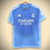 MAILLOTREALMADRID2425prematchavant-1.jpg Maglia Real Madrid Pre-Partita Edizione Blu 2025-2026 vista frontale