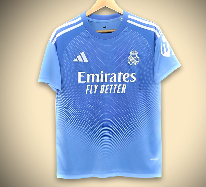 MAILLOTREALMADRID2425prematchavant-1.jpg Maglia Real Madrid Pre-Partita Edizione Blu 2025-2026 vista frontale