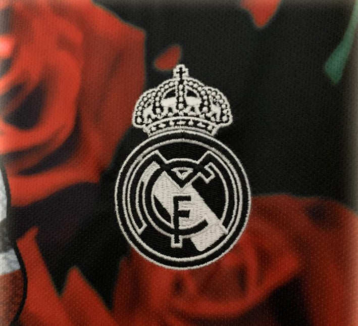 Maglia concept del Real Madrid rosa e rossa edizione 2025 2026
