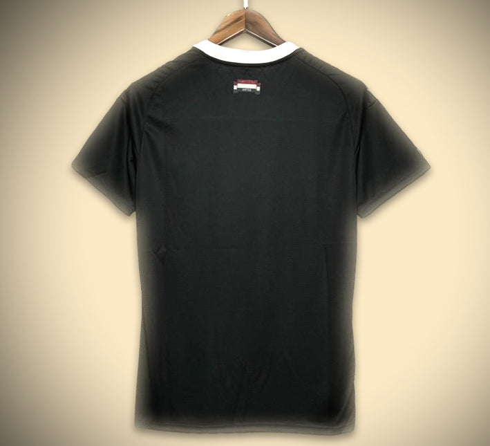 jersey-goalkeeper-manchester-united-noir-avec-ecusson-du-club Maglia portiere Manchester United nera con stemma del club