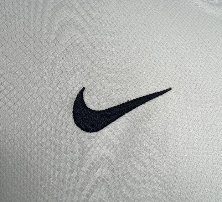 Maglia Paris Saint-Germain Away Edizione Bianca 2024-2025 vista laterale