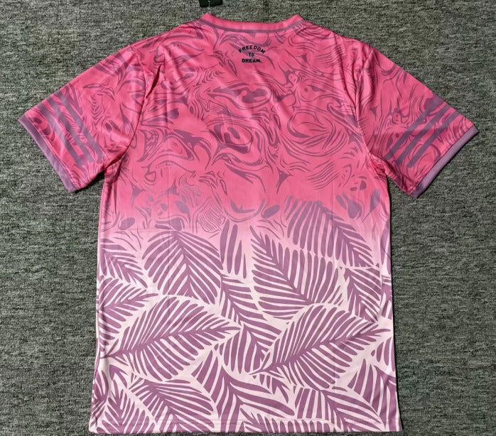 maillot-domicile-inter-miami-concept-rose-saison-2025-2026-style-football Maglia Home Inter Miami concept rosa stagione 2025 2026 stile calcio