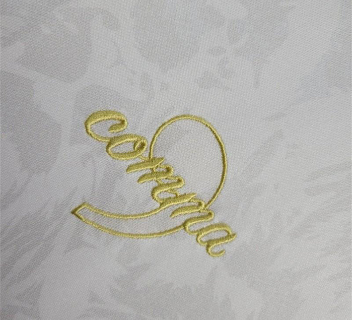 maillotangleterrecommablancmarque.jpg Maglia Concept Inghilterra Edizione Comma Bianco 2024 dettaglio tessuto
