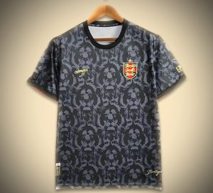 maillotangleterrecommanoir-1.jpg Maglia Concept Inghilterra Edizione Comma Nero 2024 vista frontale