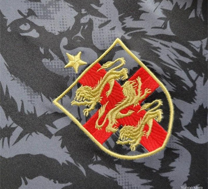 maillotangleterrecommanoirlogo.jpg Maglia Concept Inghilterra Edizione Comma Nero 2024 vista laterale