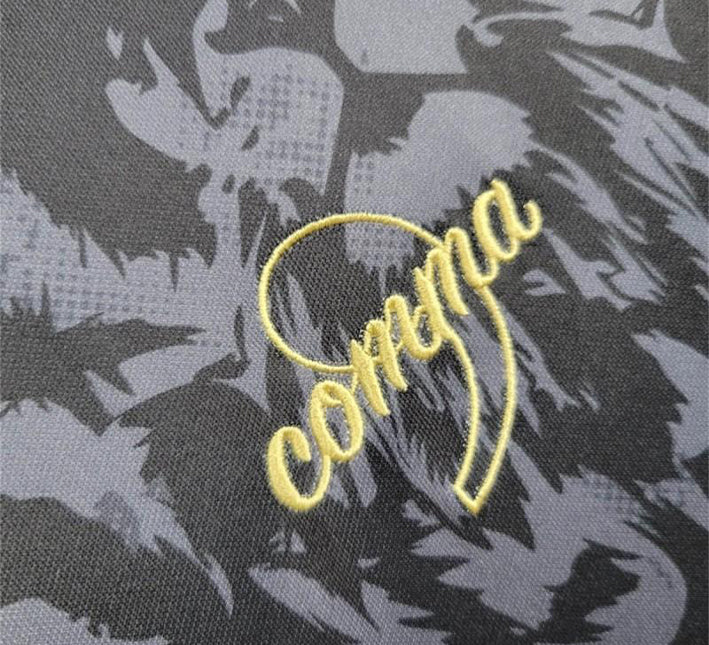 maillotangleterrecommanoirmarquez.jpg Maglia Concept Inghilterra Edizione Comma Nero 2024 dettaglio tessuto