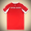 Maglia home concept Bayern Monaco stagione 2025 2026 rossa e bianca stile tifoso