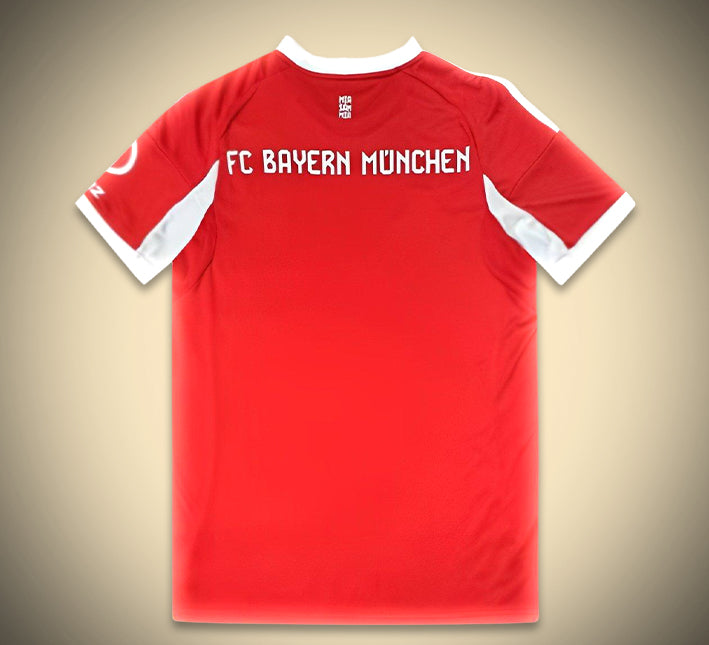 Maglia home concept Bayern Monaco stagione 2025 2026 rossa e bianca stile tifoso