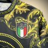 maillot-concept-italie-edition-versace-saison-2024-2025 Maglia concept Italia edizione Versace stagione 2024 2025