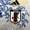 maillot-de-football-inspiration-japon-avec-motif-grande-vague-et-design-graphique-bleu-blanc Maglia da calcio ispirazione Giappone con motivo grande onda e design grafico blu bianco