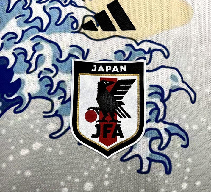 maillot-de-football-inspiration-japon-avec-motif-grande-vague-et-design-graphique-bleu-blanc Maglia da calcio ispirazione Giappone con motivo grande onda e design grafico blu bianco