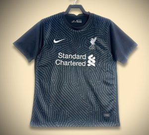 tenue-de-gardien-liverpool-rouge-avec-ecusson-du-club Tenuta da portiere Liverpool rossa con stemma del club