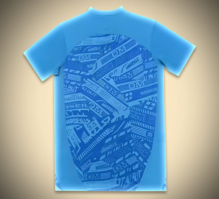 maillotmarseilledomicilebleudos.jpg Maglia Olympique Marseille Pre-Match 2024-2025 vista di profilo