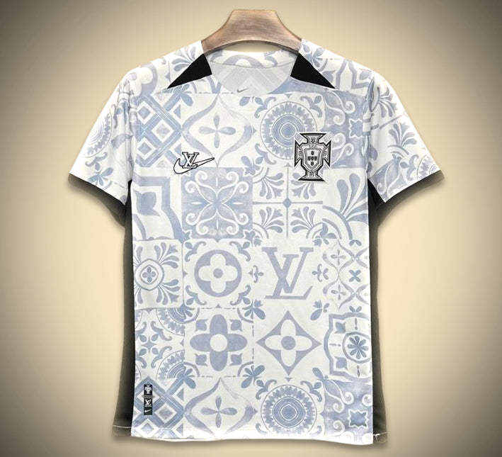 maillot-de-football-portugal-design-luxe-inspire-louis-vuitton-collection-vingt-quatre-vingt-cinq Maglia da calcio Portogallo design lusso ispirato Louis Vuitton collezione ventiquattro venticinque