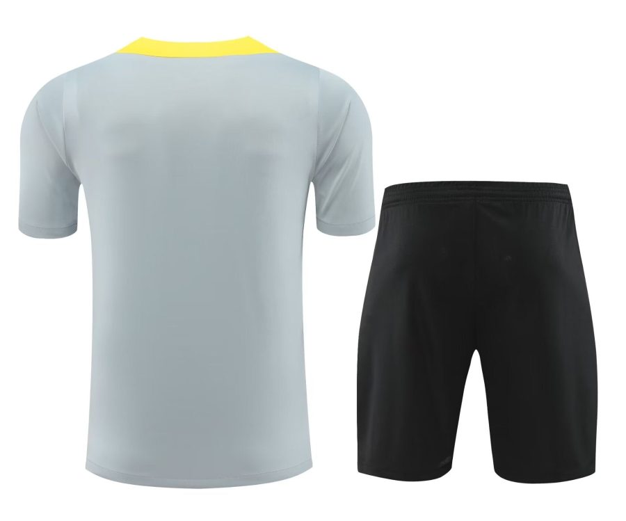Set maglia e pantaloncini Liverpool stagione 2024 2025 tenuta Home rossa