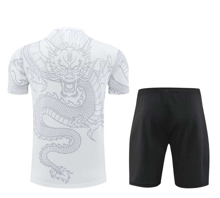 Set maglia e pantaloncini Real Madrid stagione venti ventiquattro venti venticinque