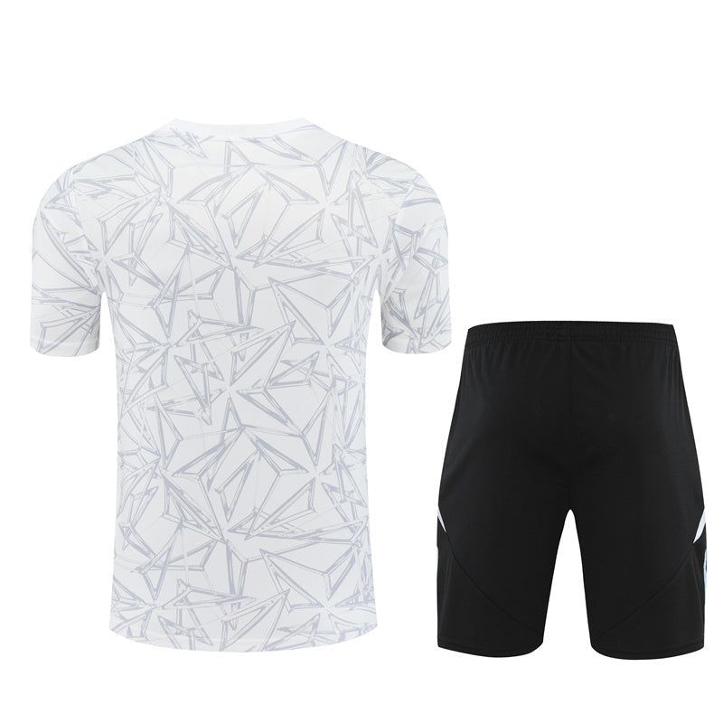 Set maglia e short Real Madrid stagione venti ventiquattro venti venticinque