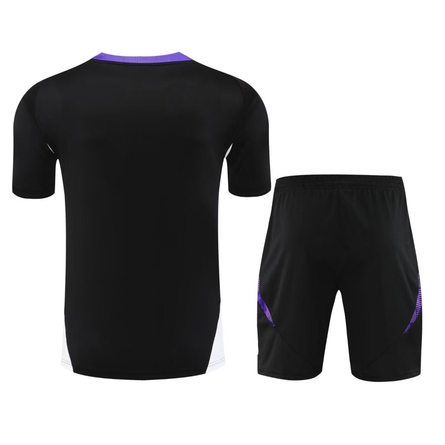 ensemble-tenue-real-madrid-saison-deux-mille-vingt-quatre-deux-mille-vingt-cinq-maillot-et-short Set tenuta Real Madrid stagione duemilaventiquattro duemilaventicinque maglia e short