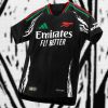 jersey-arsenal-exterieur-adidas-rouge-et-noir-pour-supporter-des-gunners jersey Arsenal Away adidas rosso e nero per tifoso dei Gunners