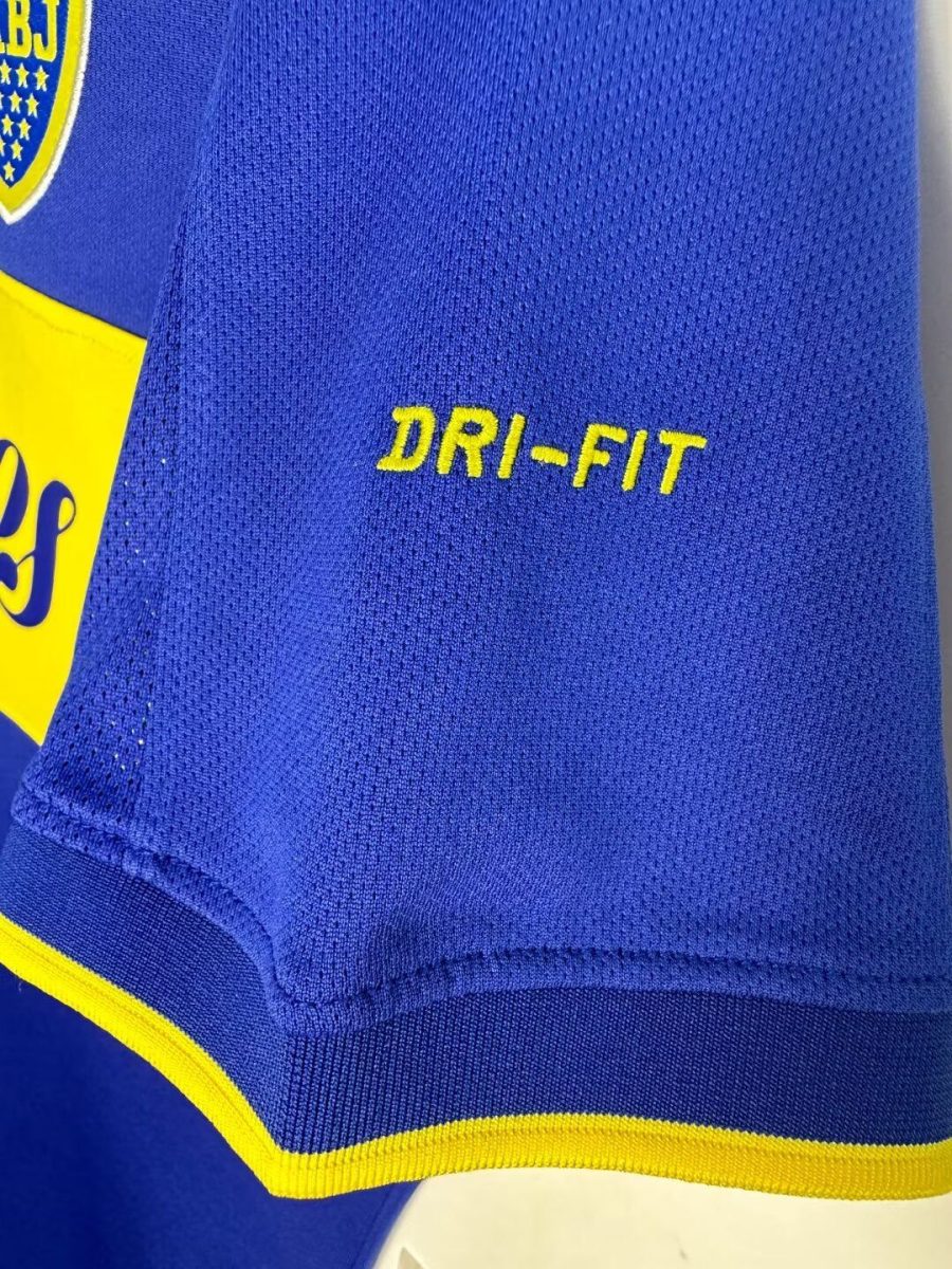 jersey-boca-juniors-domicile-avec-couleurs-officielles-bleu-jaune Maglia Boca Juniors Home con colori ufficiali blu giallo