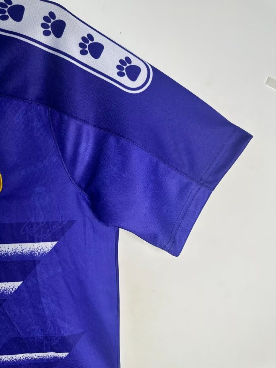 jersey-collector-real-madrid-exterieur-annees-quatre-vingt-dix-pour-supporters Jersey collector Real Madrid away anni novanta per tifosi