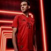 maglia calcio Bayern Munich home 2024 2025 con stemma club