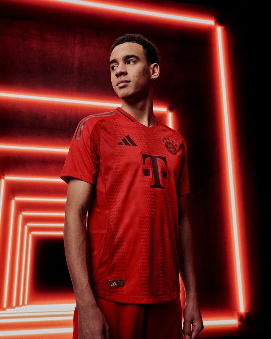 maglia calcio Bayern Munich home 2024 2025 con stemma club