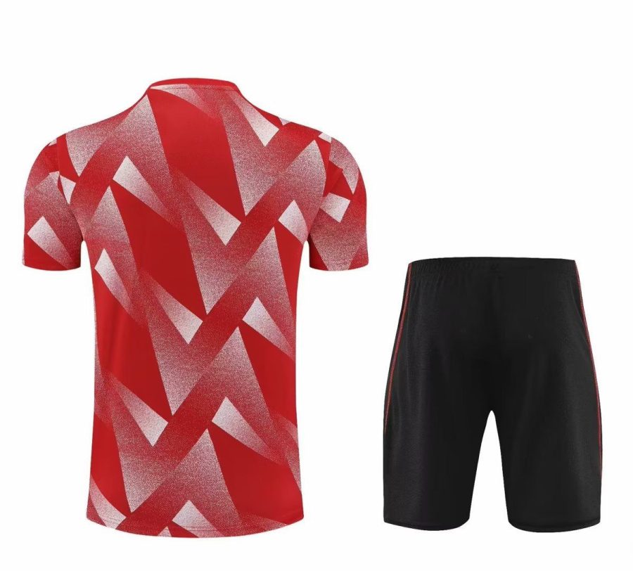 kit training rosso Bayern Monaco stagione 2023 2024 tenuta allenamento calcio