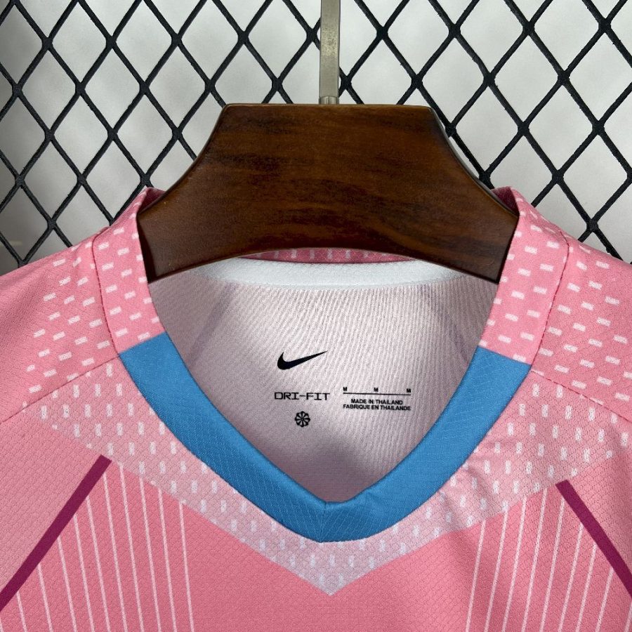 maglia concept rosa del Paris Saint Germain stagione 2025 2026