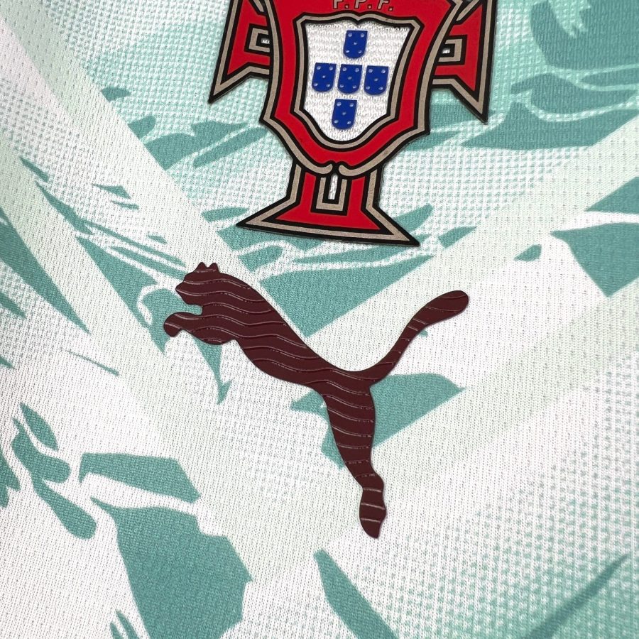 Maglia da calcio Portogallo versione away 2026 con stemma della selezione