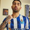 maillot-de-football-fc-porto-kit-domicile-manches-courtes-ecusson-du-club maillot de football FC Porto kit domicile manches courtes écusson du club