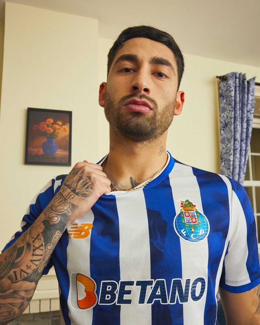 maillot-de-football-fc-porto-kit-domicile-manches-courtes-ecusson-du-club maillot de football FC Porto kit domicile manches courtes écusson du club