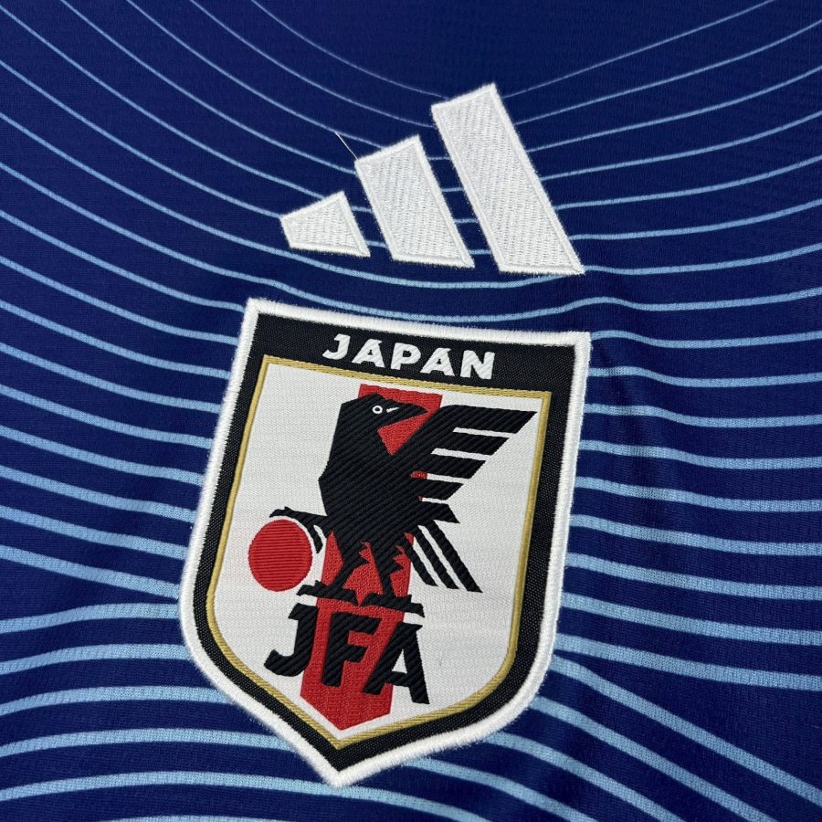 Maglia da calcio Giappone home 2026 con stemma e design ufficiale
