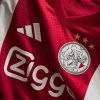 Maglia home Ajax Amsterdam stagione 2025 2026 rossa e bianca