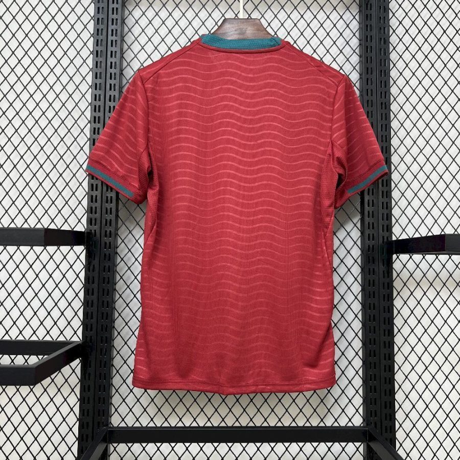maillot-domicile-du-portugal-saison-2026-rouge-et-vert-equipement-officiel-football Maglia home del Portogallo stagione 2026 rossa e verde equipaggiamento ufficiale calcio