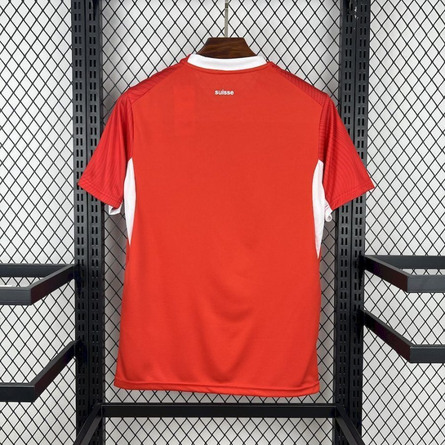 maillot-domicile-equipe-de-suisse-saison-2026-rouge-et-blanc maglia home squadra di svizzera stagione 2026 rossa e bianca