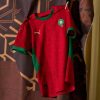Maglia home nazionale marocchina stagione duemilaventiquattro duemilaventicinque rossa e verde
