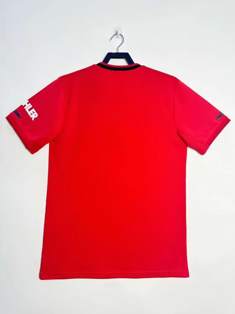 Maglia home Nottingham Forest stagione vintage rossa con stemma del club