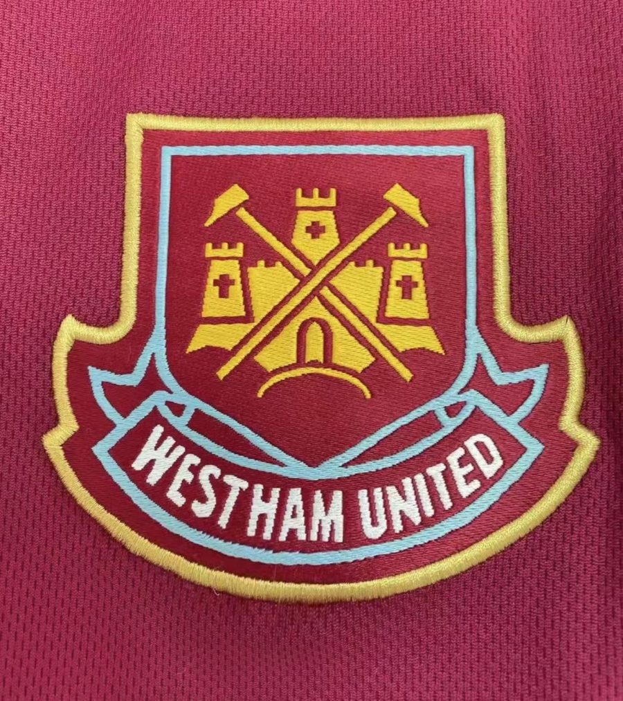 maillot-domicile-west-ham-logo-du-club-et-sponsor maglia Home West Ham logo del club e sponsor