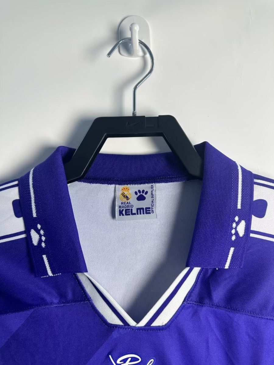 maillot-exterieur-vintage-du-real-madrid-saison-mille-neuf-cent-quatre-vingt-quatorze-mille-neuf-cent-quatre-vingt-quinze Maglia away vintage del Real Madrid stagione millenovecentonovantaquattro millenovecentonovantacinque