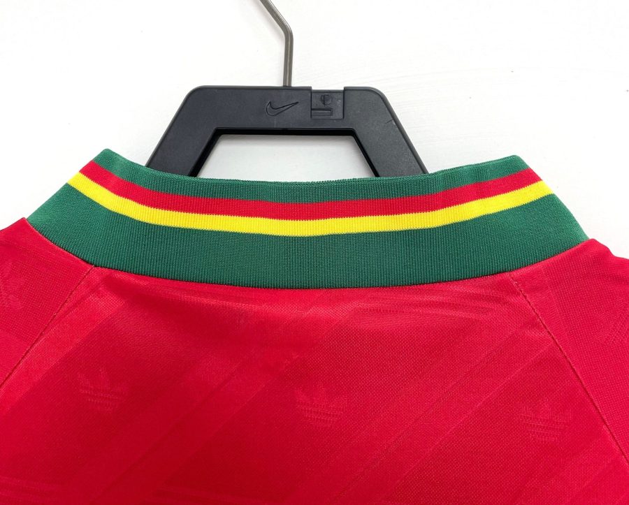 maillot-retro-portugal-rouge-et-vert-style-football Maglia retro Portogallo rosso e verde stile calcio