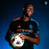 tenue-away-new-york-city-fc-2024-2025-maillot-de-football-homme-manches-courtes Tenuta away New York City FC 2024 2025 maglia da calcio uomo maniche corte