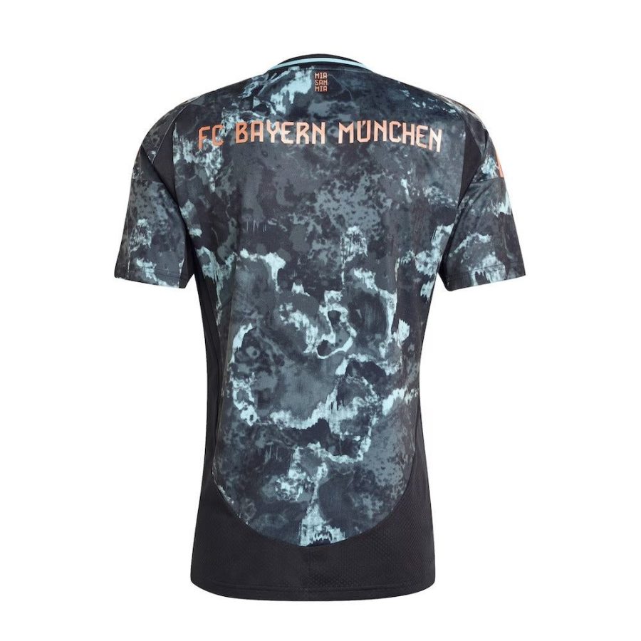 tenuta da calcio Bayern Monaco away rossa e bianca con stemma del club