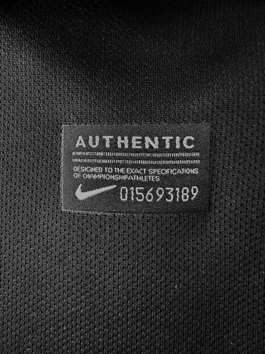 tenue-de-football-bresil-noir-avec-ecusson-et-finitions-premium Tenuta di calcio Brasile nera con stemma e finiture premium